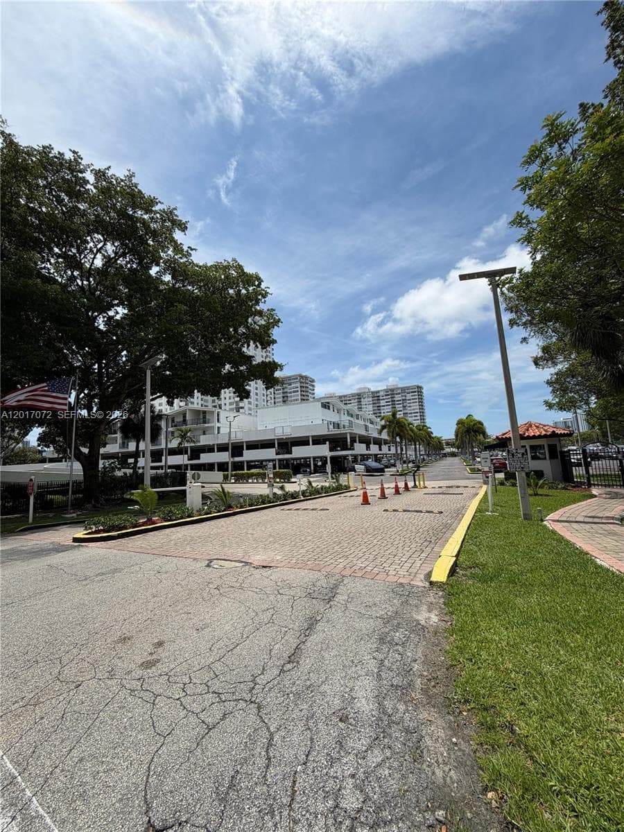 COMMODORE PLAZA CONDO · #T-211 in Aventura - Photo 3