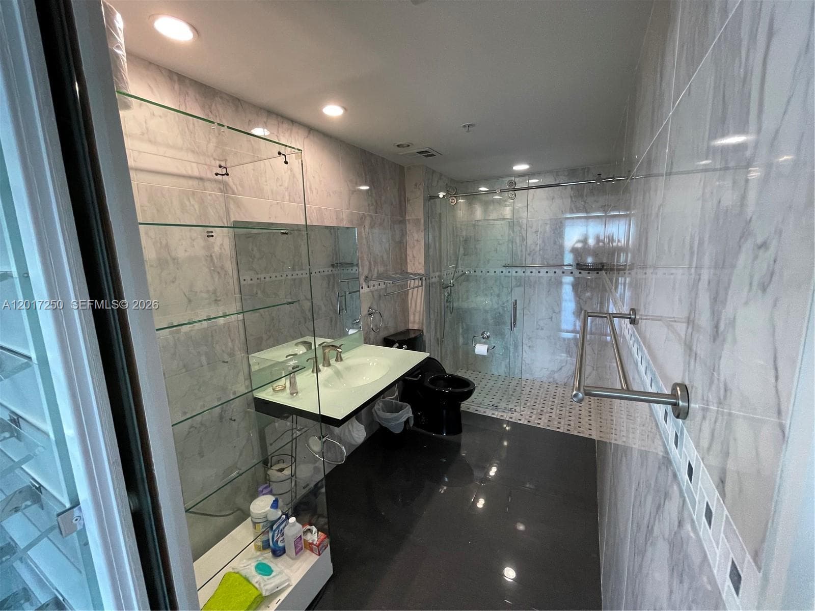 Master Bathroomjavascript:ManageMediaJS.showDetails(19);