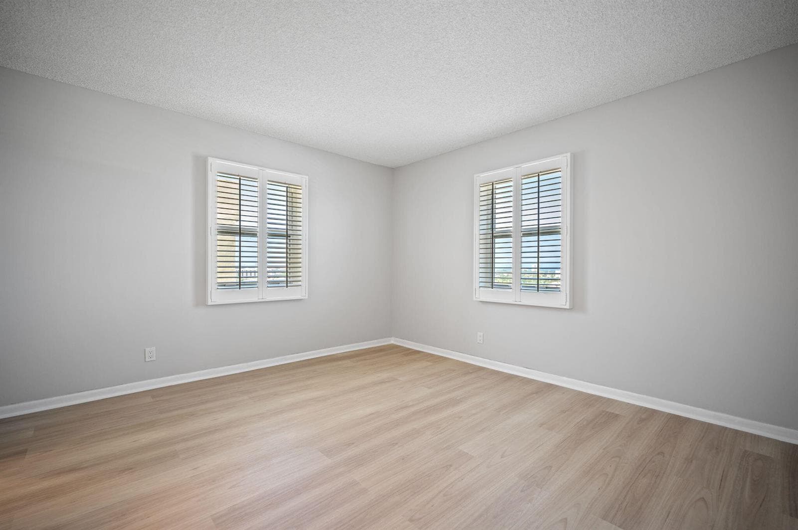 7-web-or-mls-900-ne-18th-ave