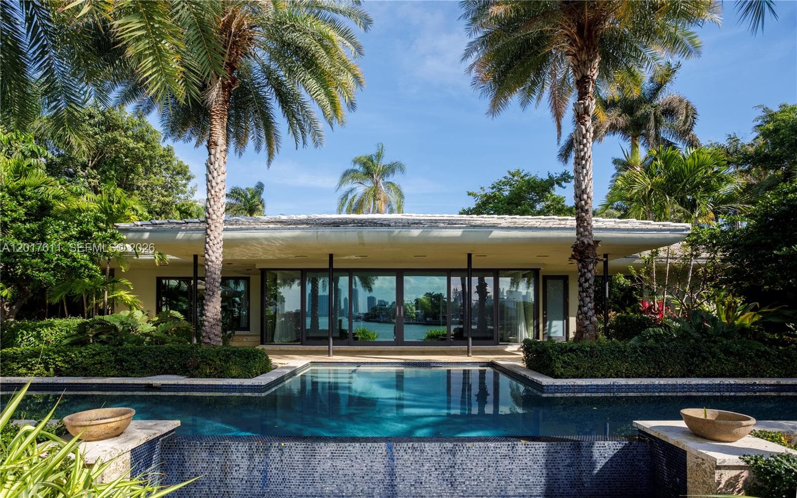 250 W San Marino Dr photo 2