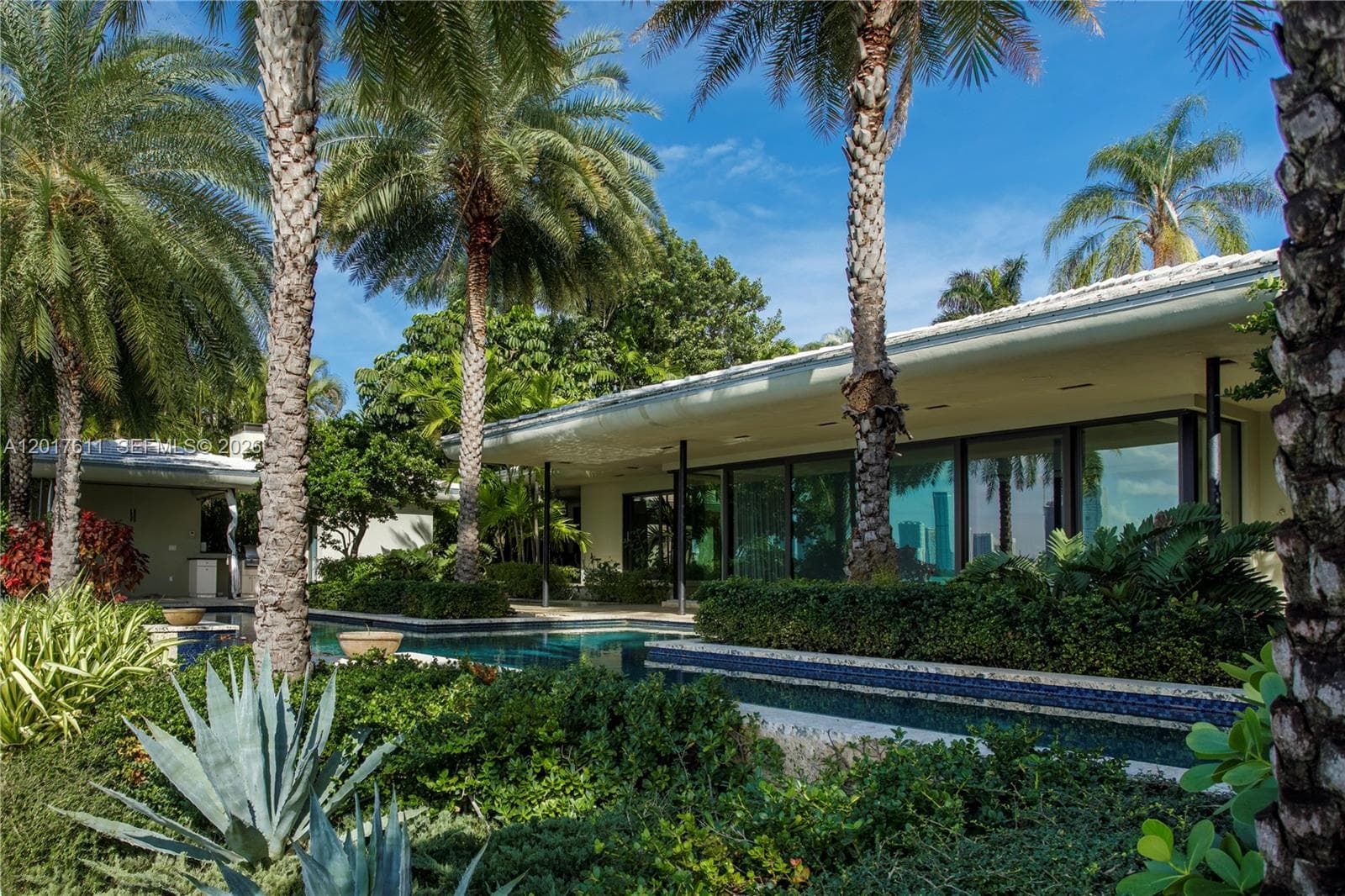 250 W San Marino Dr photo 4