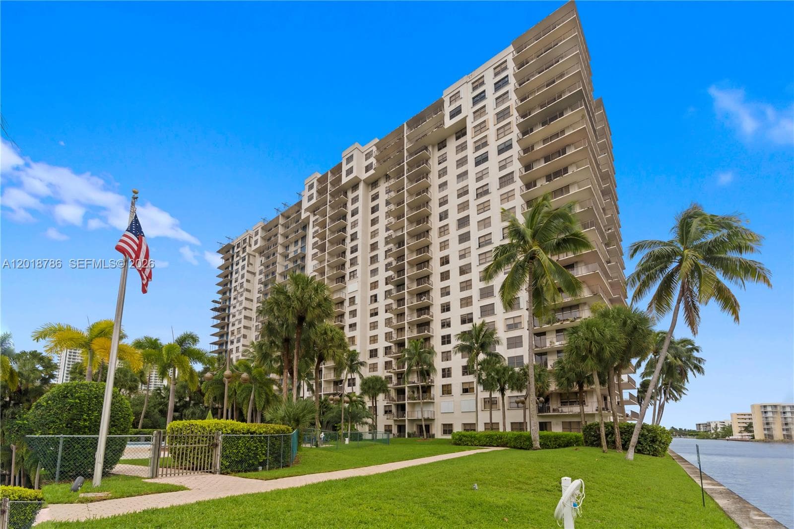 THE CLIPPER AT BISC COVE · #305 in Aventura - Photo 2