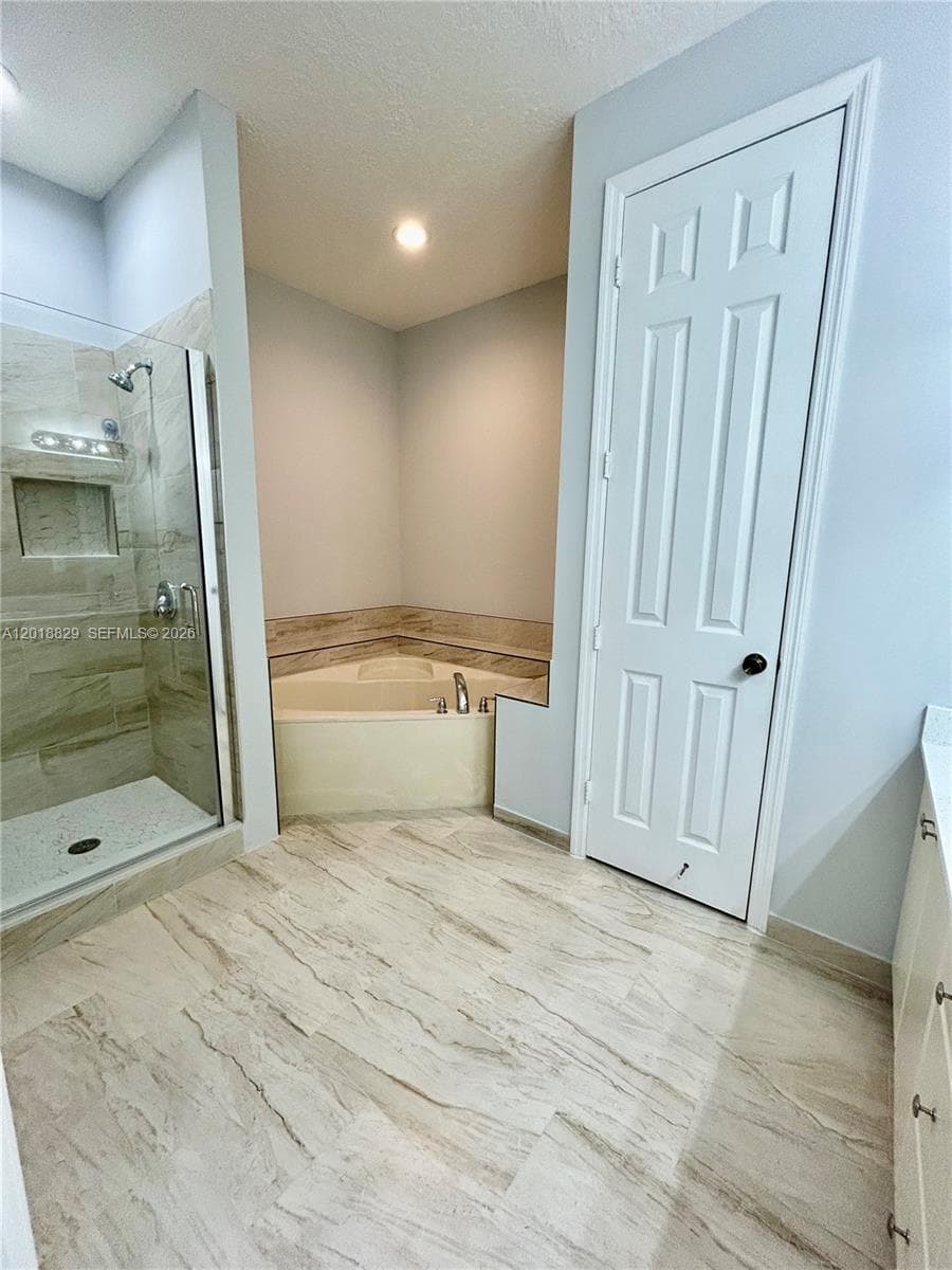 607 NE 35th Ave #607 photo 23