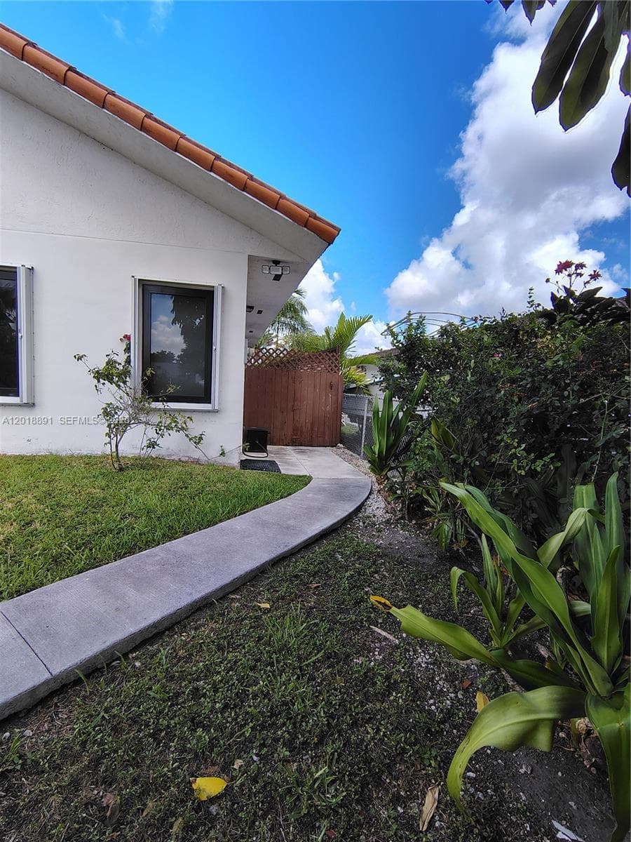 1100 SW 88th Ave #A photo 1