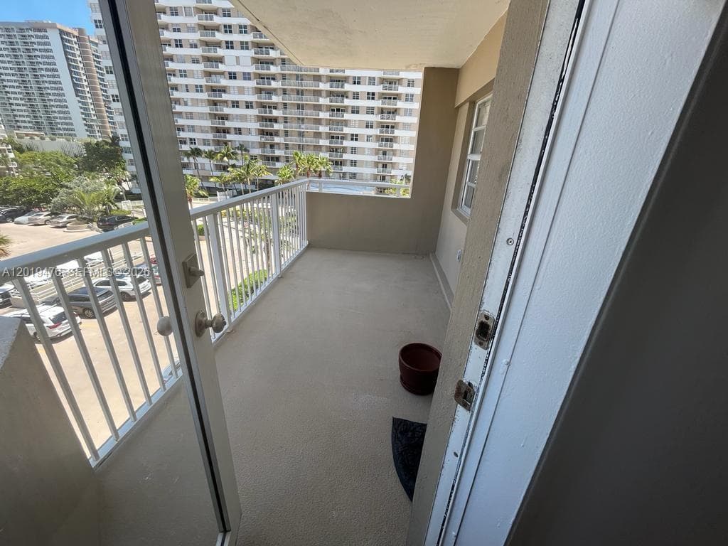 Hemispheres Condo · #4G in Hallandale Beach - Photo 6