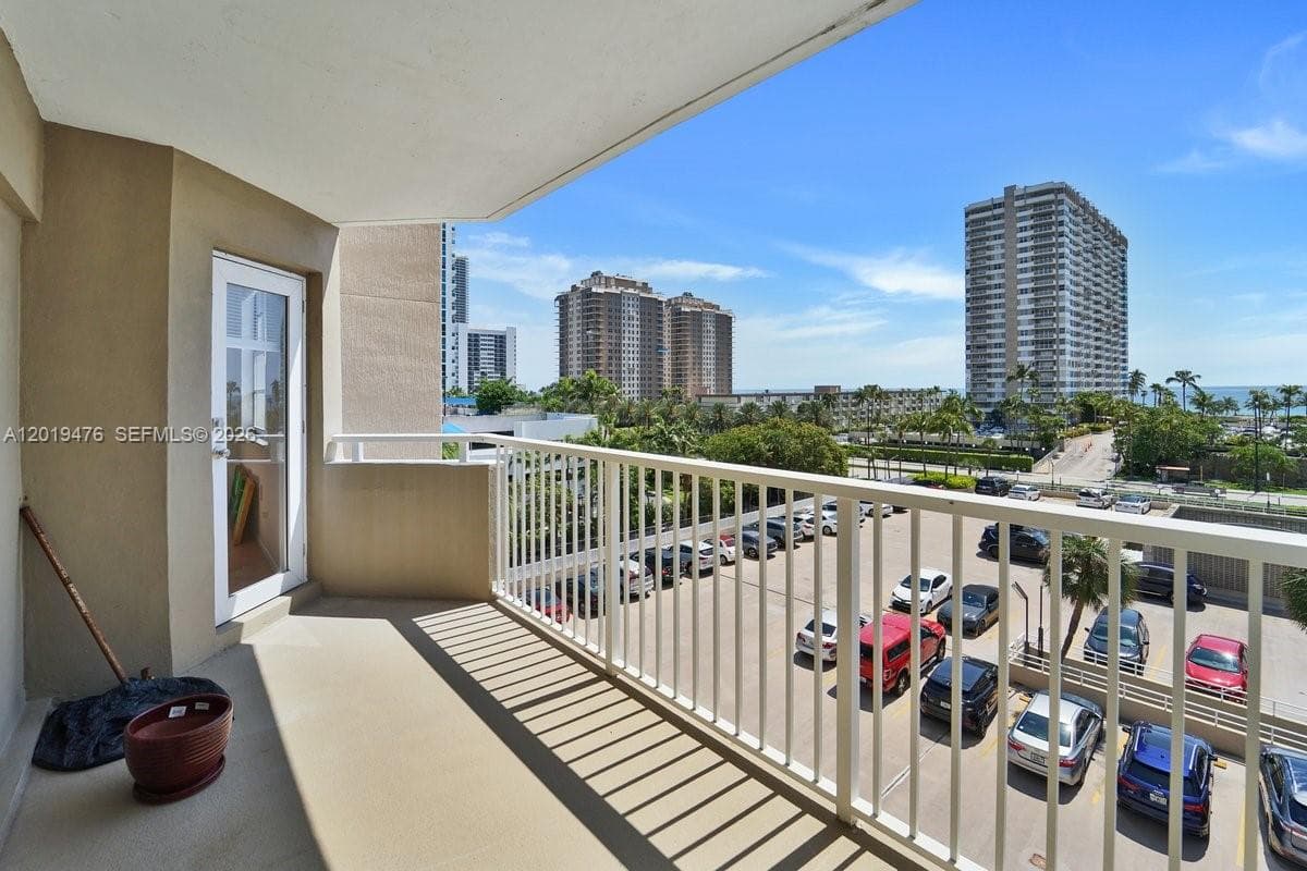 Hemispheres Condo · #4G in Hallandale Beach - Photo 36