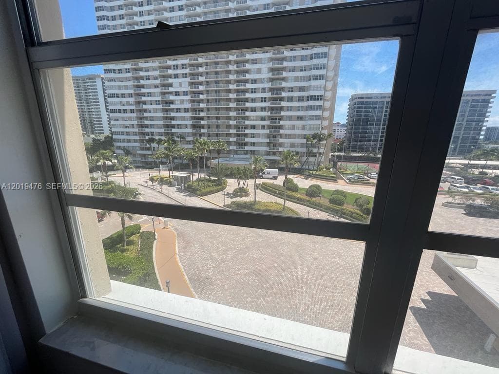 Hemispheres Condo · #4G in Hallandale Beach - Photo 38