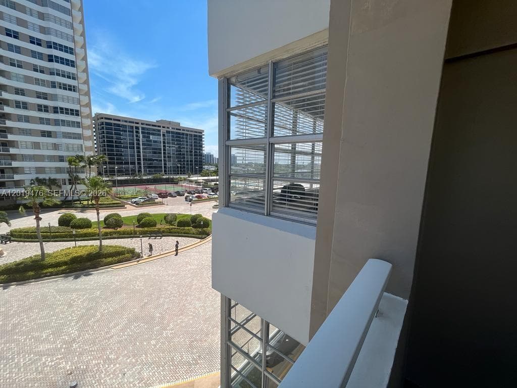 Hemispheres Condo · #4G in Hallandale Beach - Photo 37