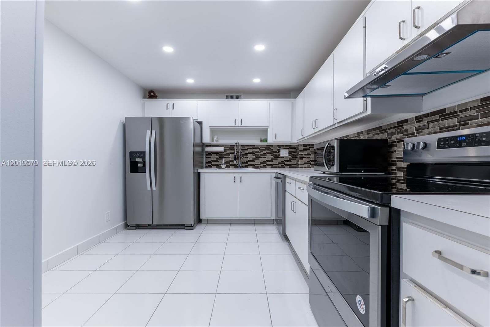 OLYMPUS CONDO · #1110 in Hallandale Beach - Photo 2