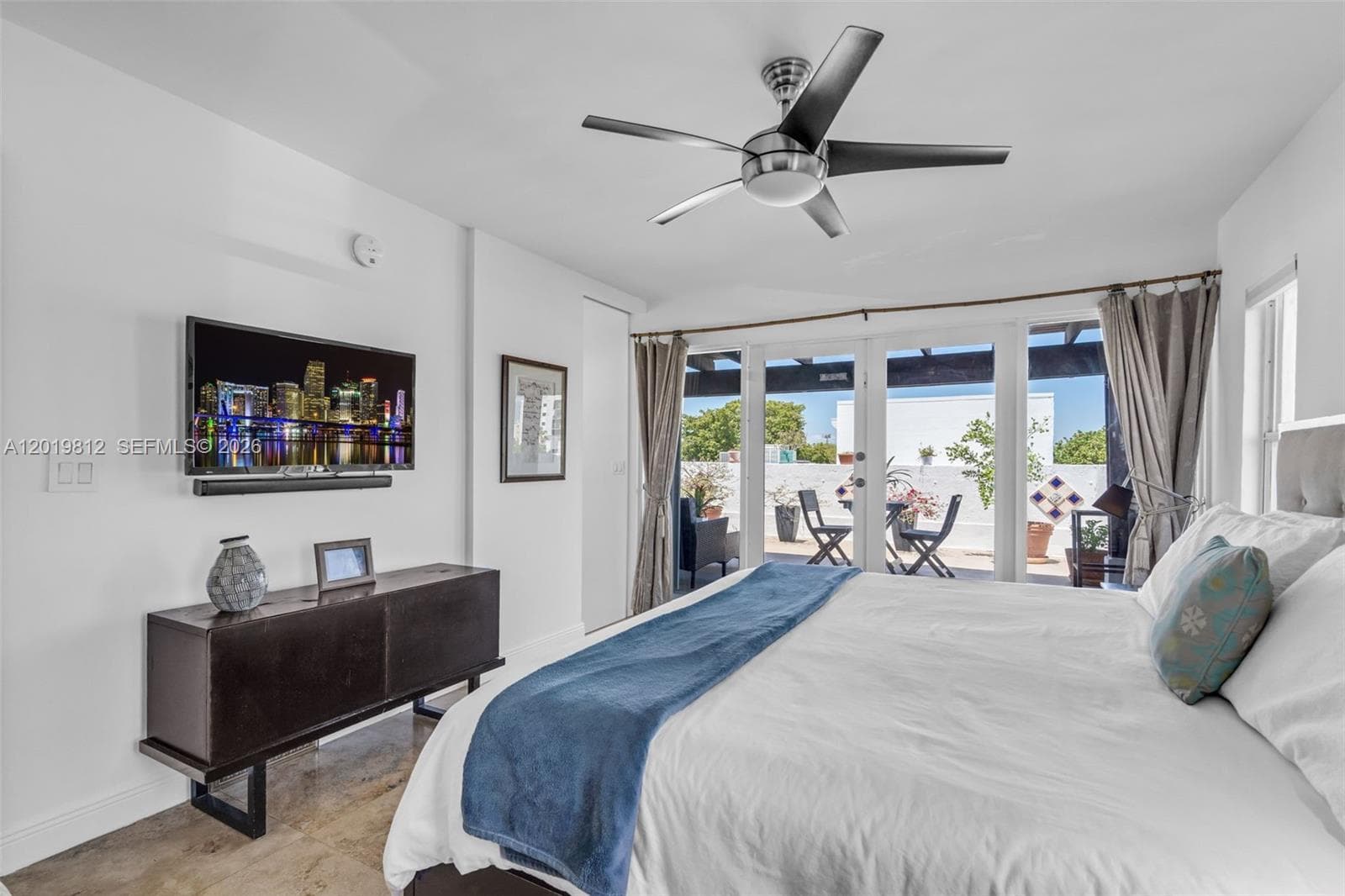 Suite bedroom on the fourth floor with direct access to rooftop