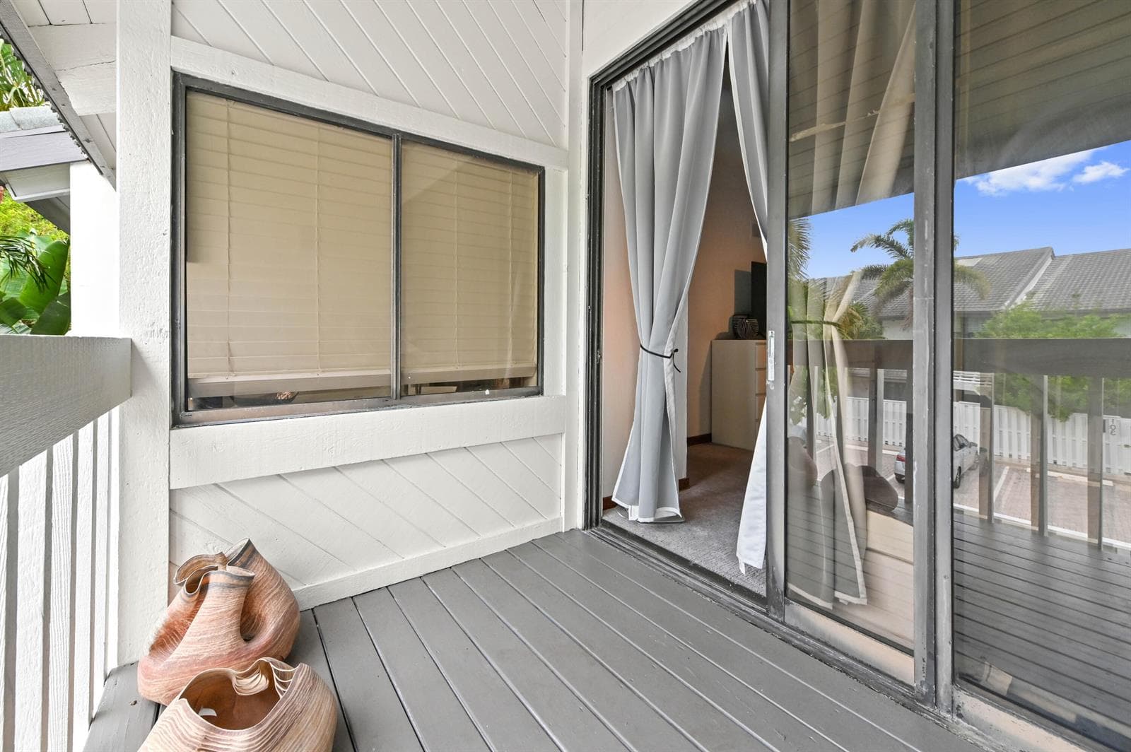 32 Balcony 01