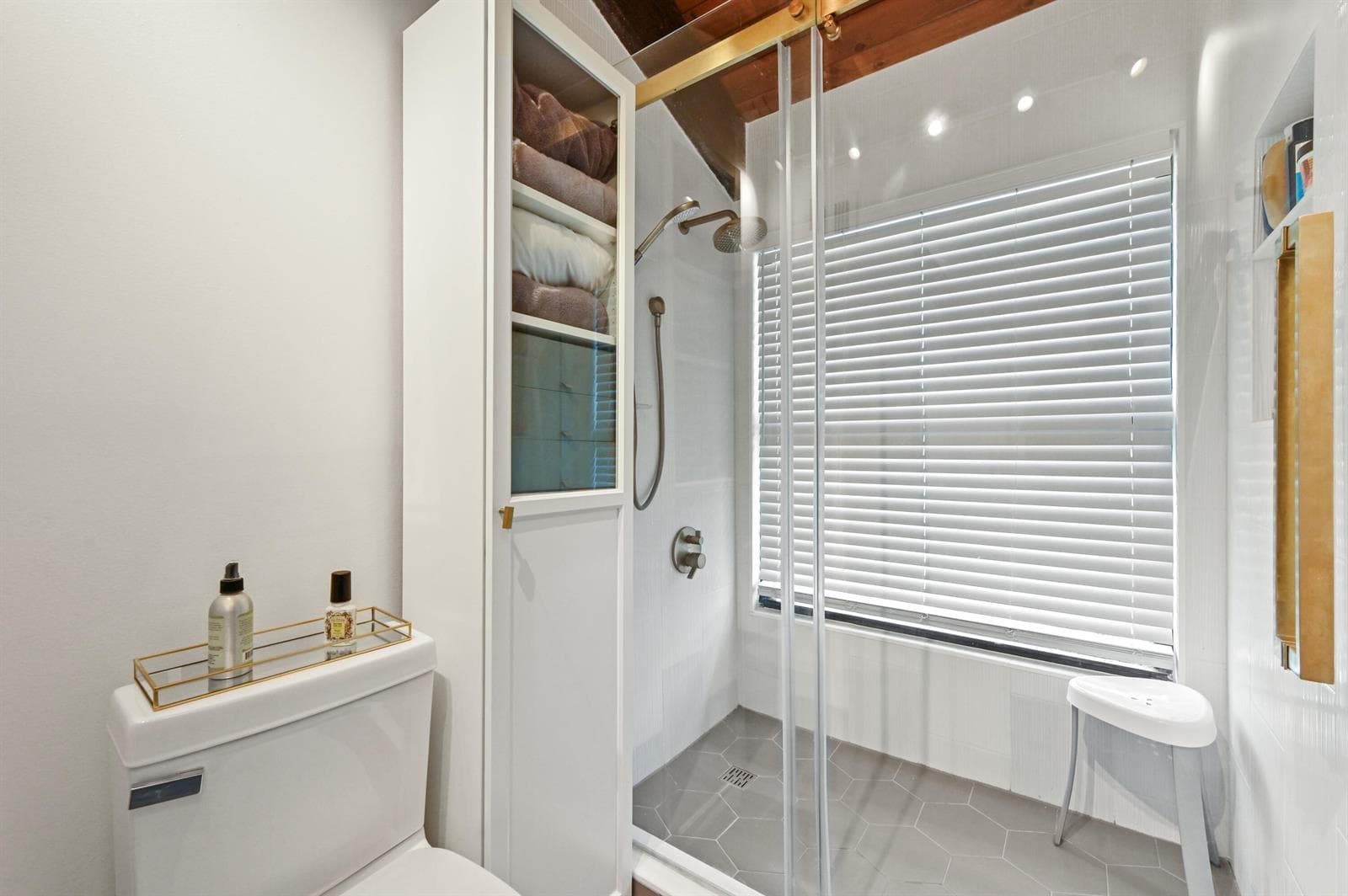 30 Bathroom 02