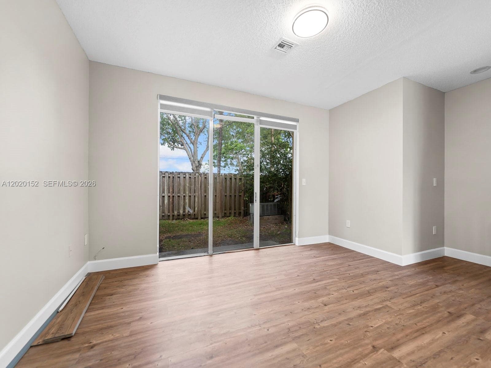 1049 NE 42nd Pl photo 12