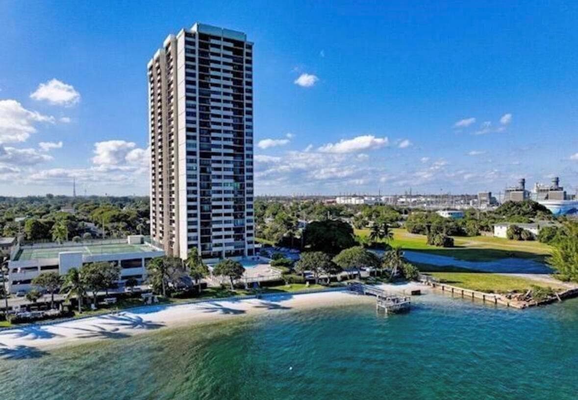 INTRACOASTAL FRONT BUILDING