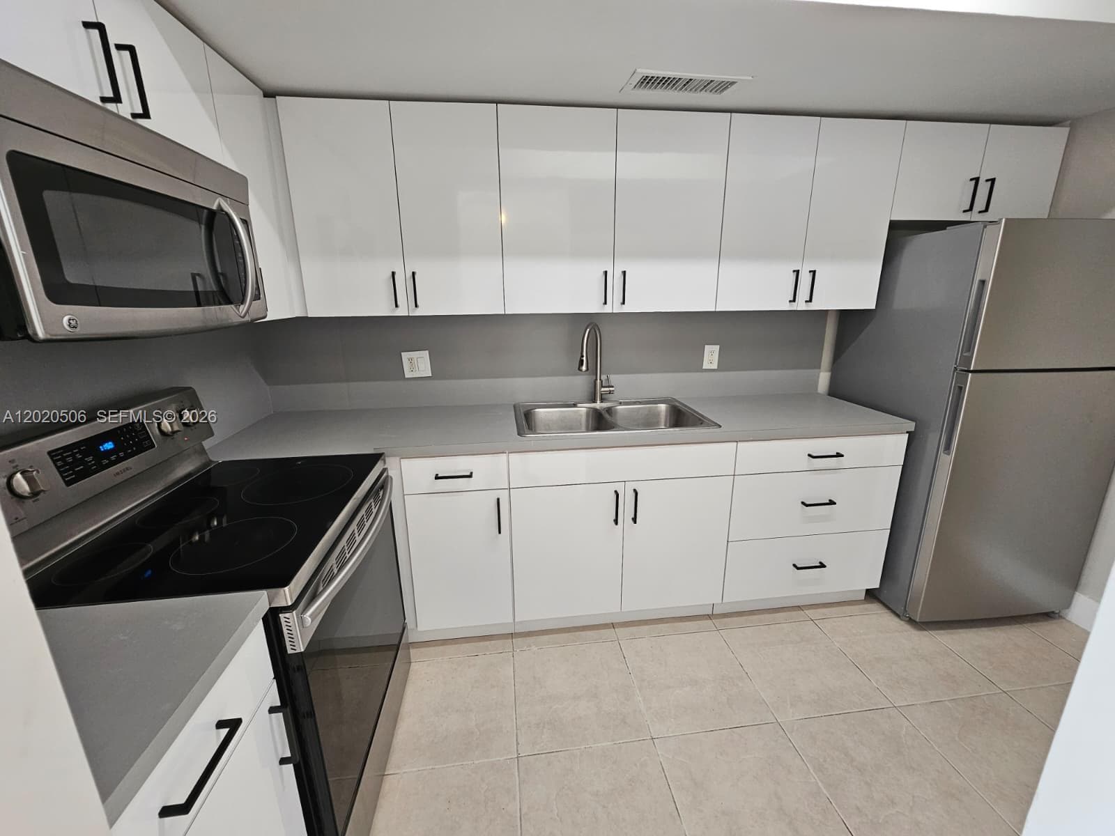 THE WHITE HOUSE CONDO · #106 in North Miami - Photo 2