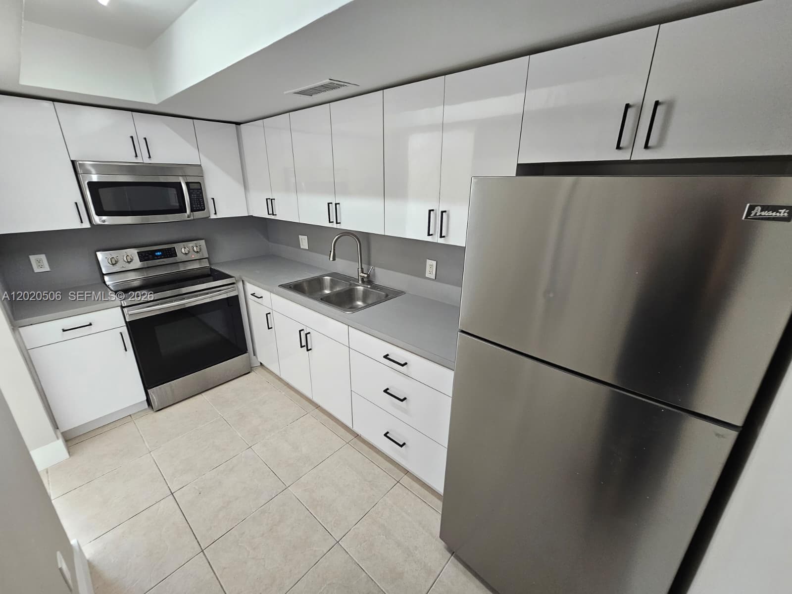 THE WHITE HOUSE CONDO · #106 in North Miami - Photo 9