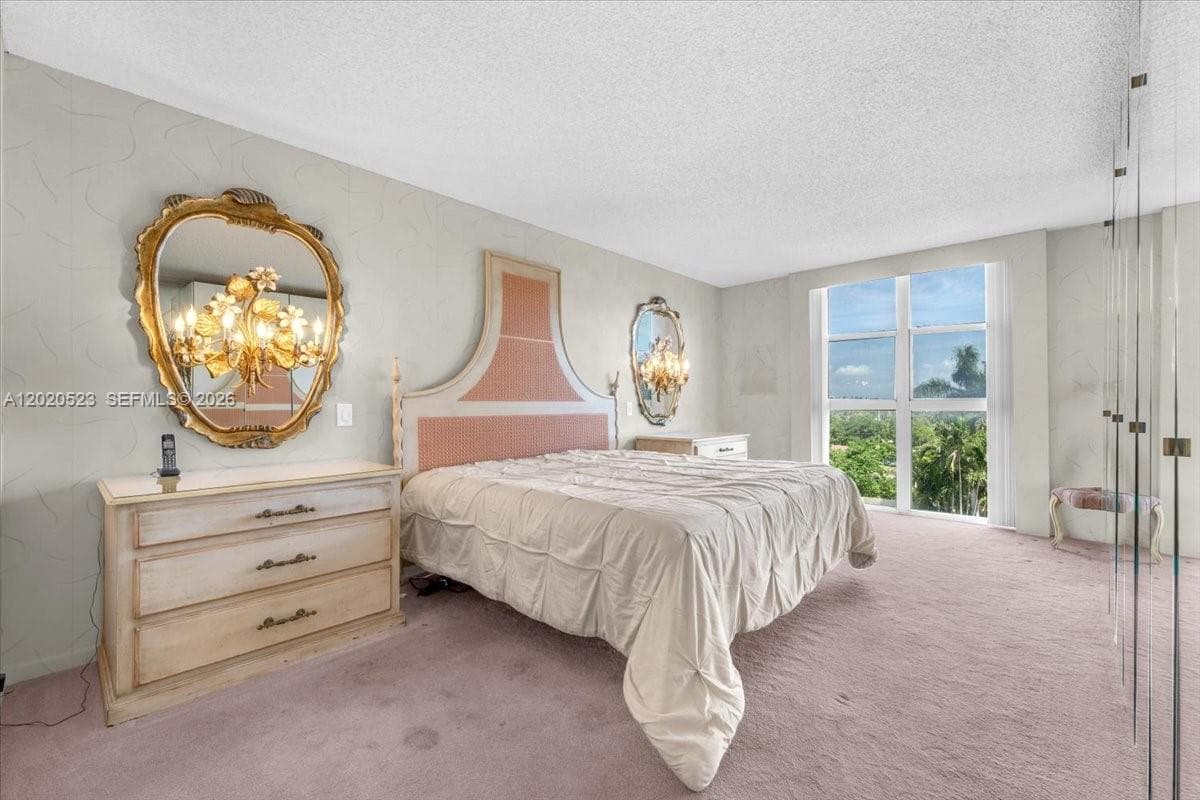 Very large bedroom, a mirrored built-in wardrobe closet in addition to the walk-in and extra linen closet