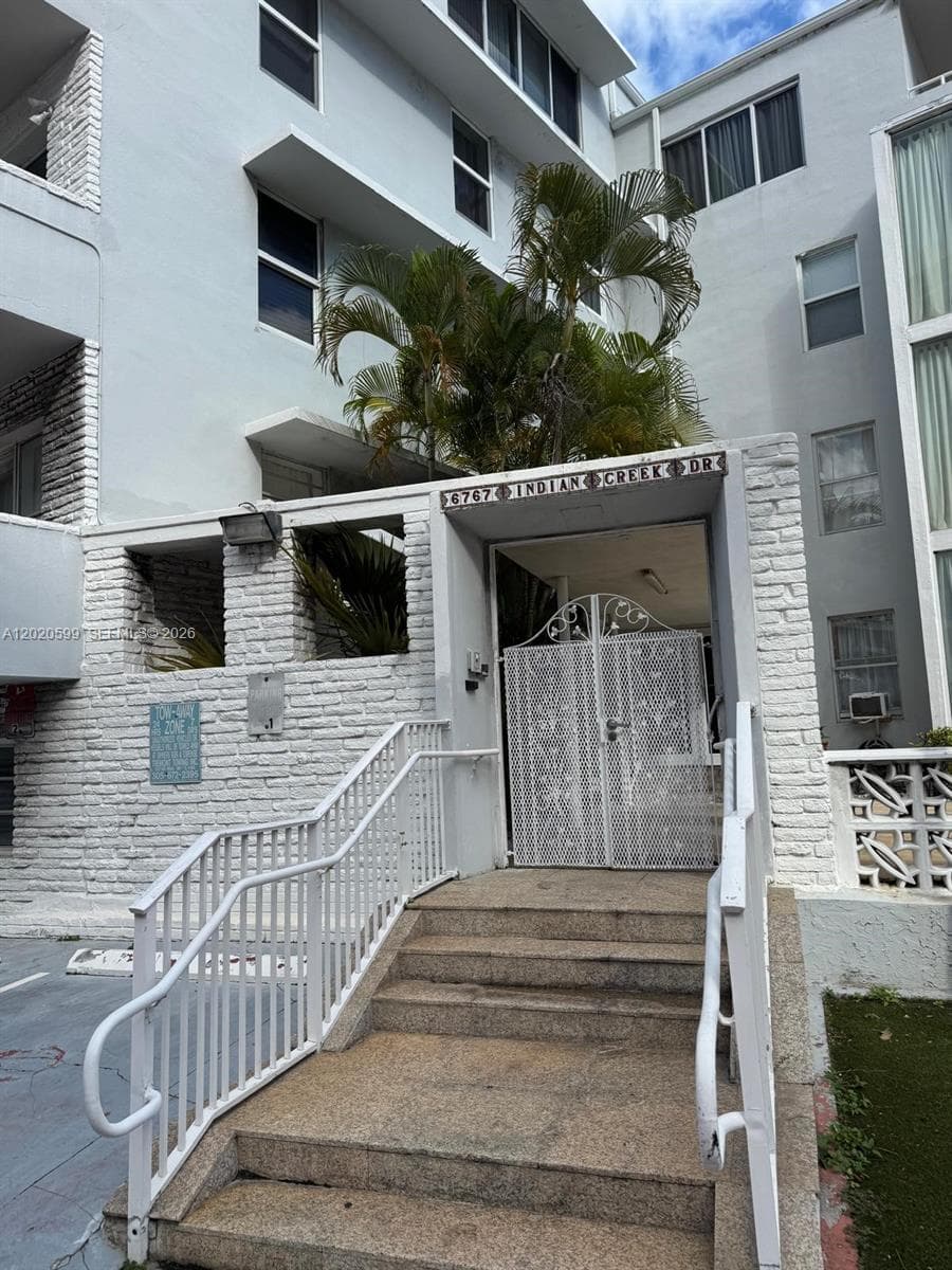 HOLIDAY TOWERS · #11 in Miami Beach - Photo 26
