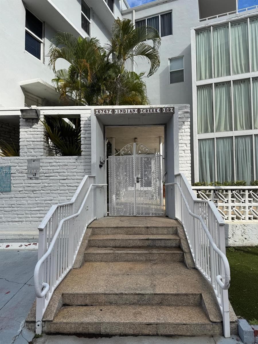 HOLIDAY TOWERS · #11 in Miami Beach - Photo 25