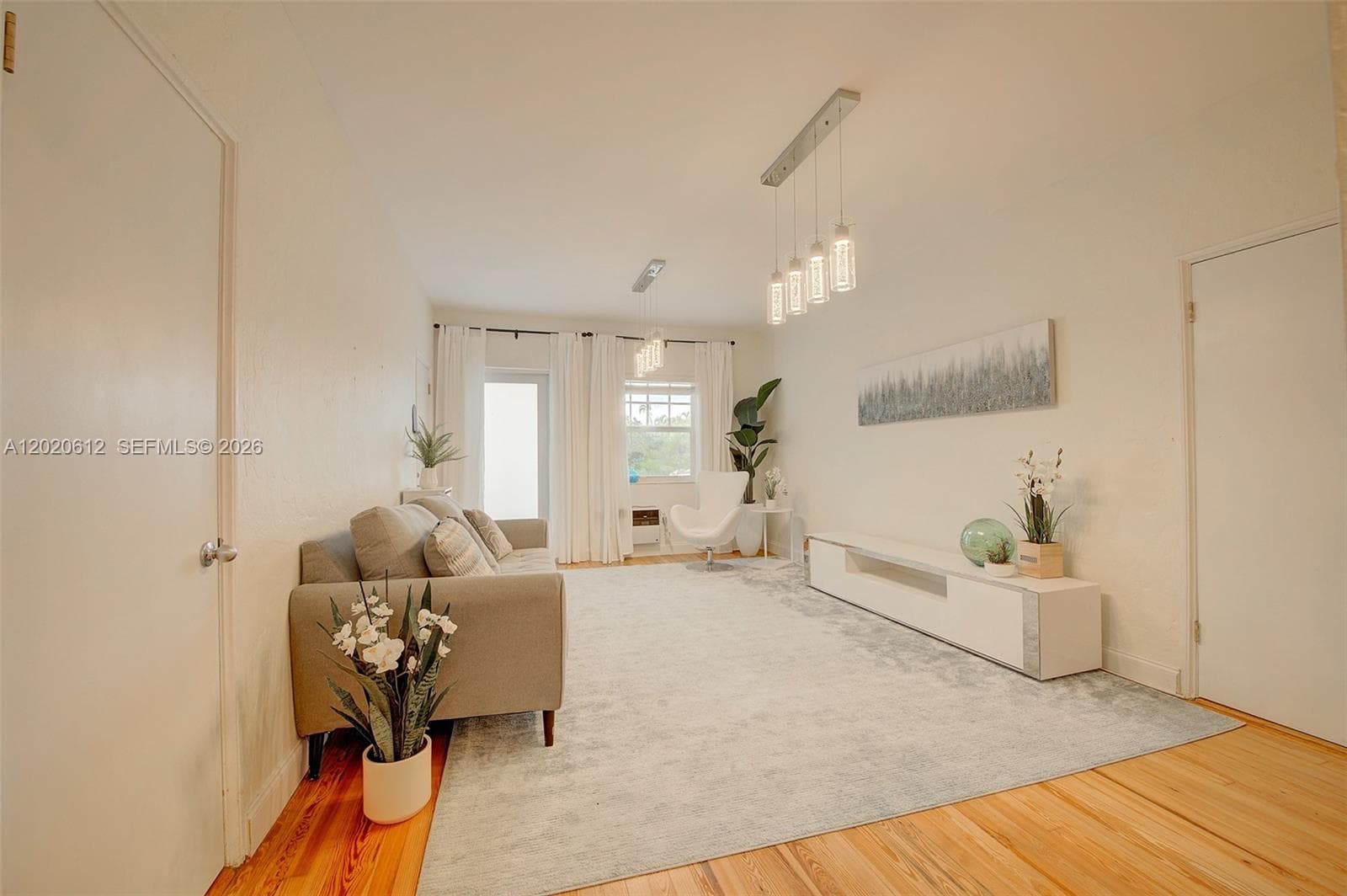 spacious living/ dining area