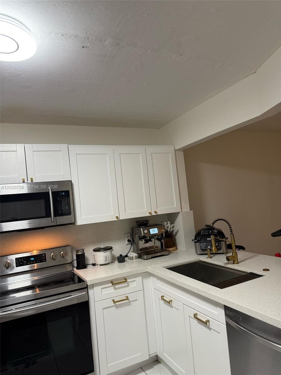 JADE WINDS GROUP - · #814-1 in Miami - Photo 3