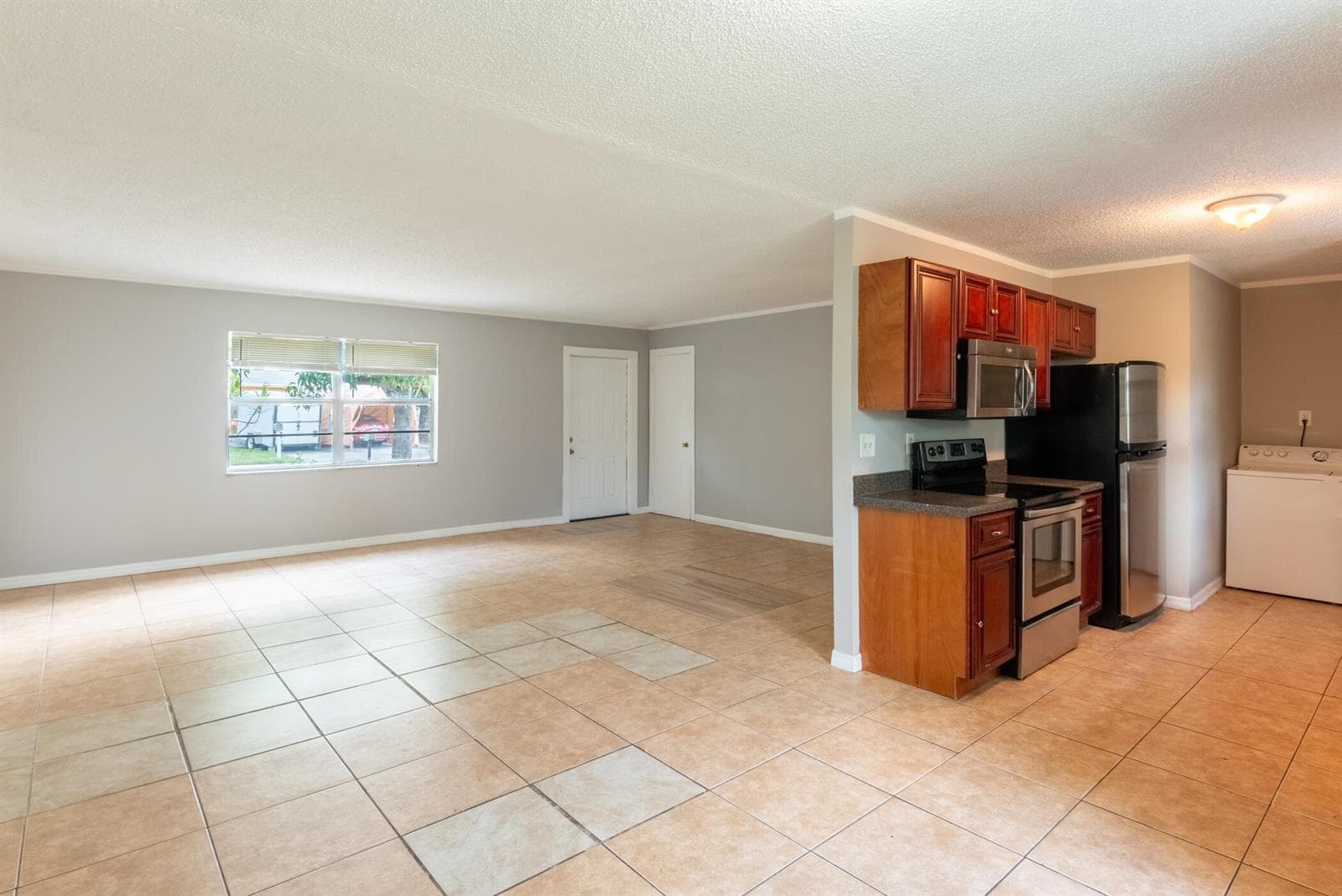 © Clark-1218 Giller Ave-002