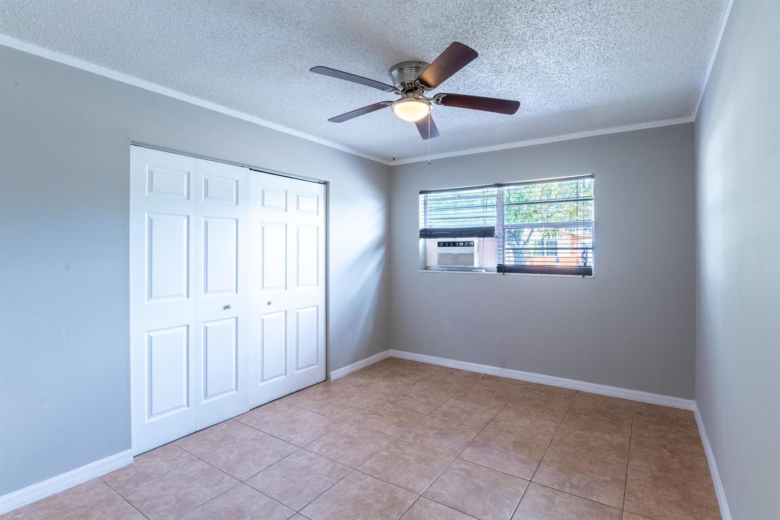 © Clark-1218 Giller Ave-008