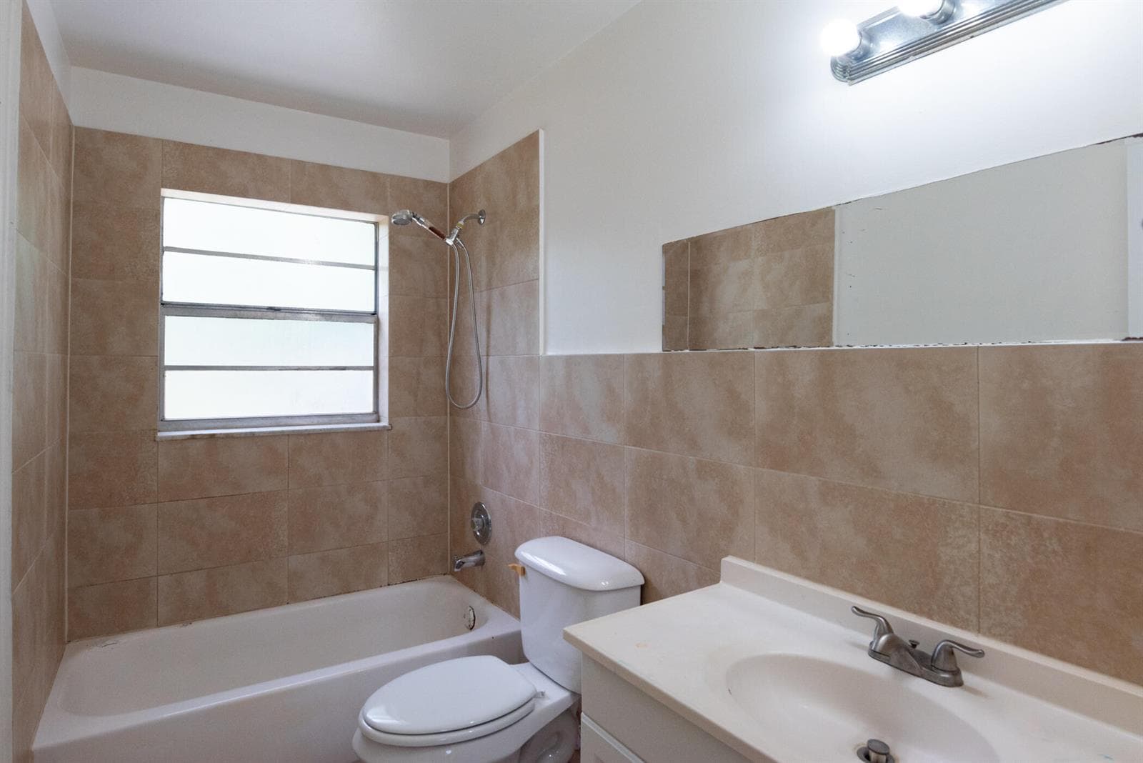 © Clark-1218 Giller Ave-012