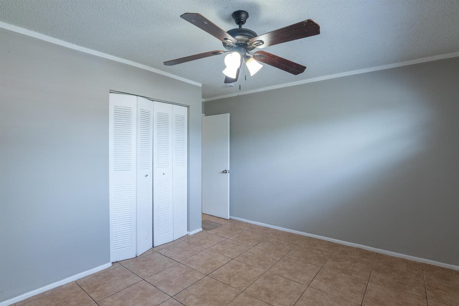 © Clark-1218 Giller Ave-014
