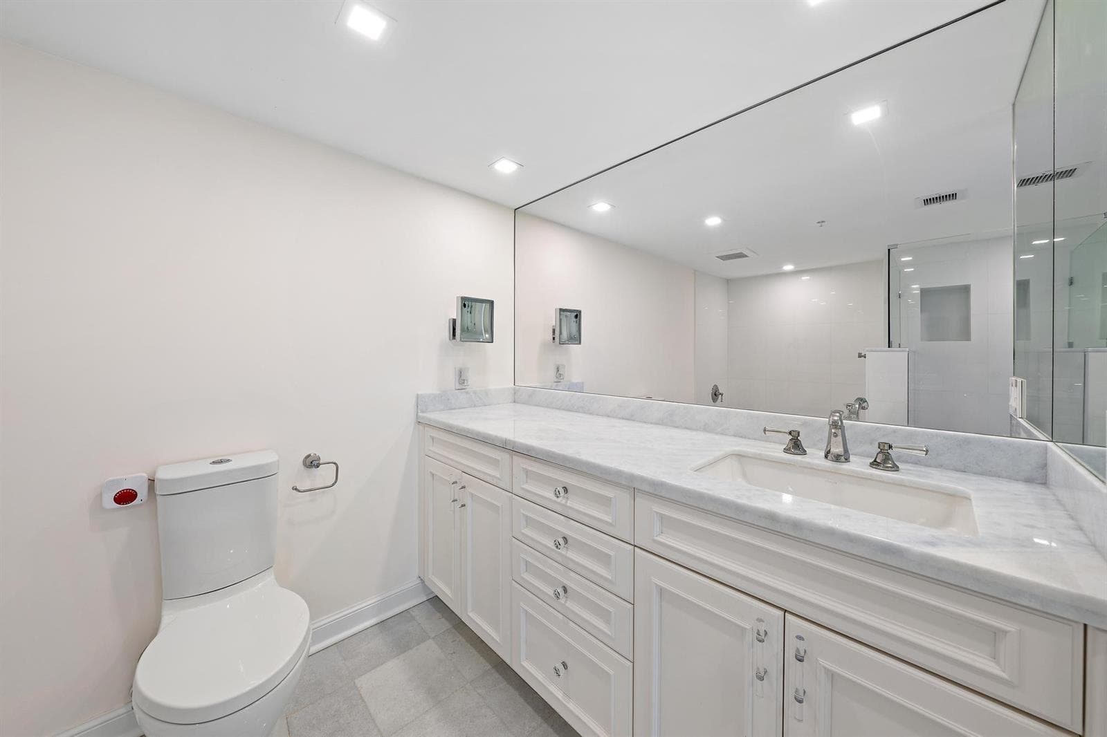 PRINCIPAL BATHROOM DOUBLE SINK