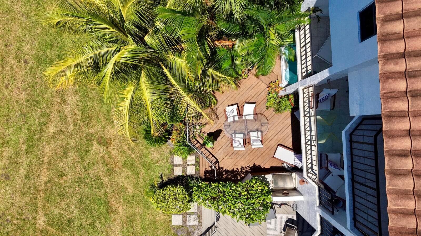 AERIAL VIEW SPRAWLING TERRACE