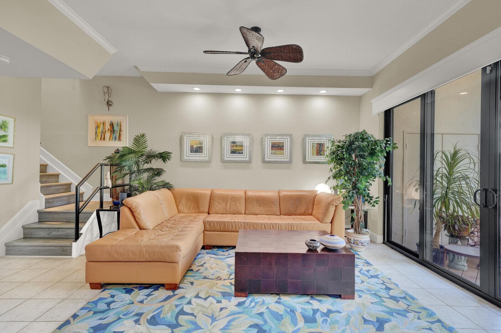 SPRAWLING 1ST FLOOR FAMILY ROOM