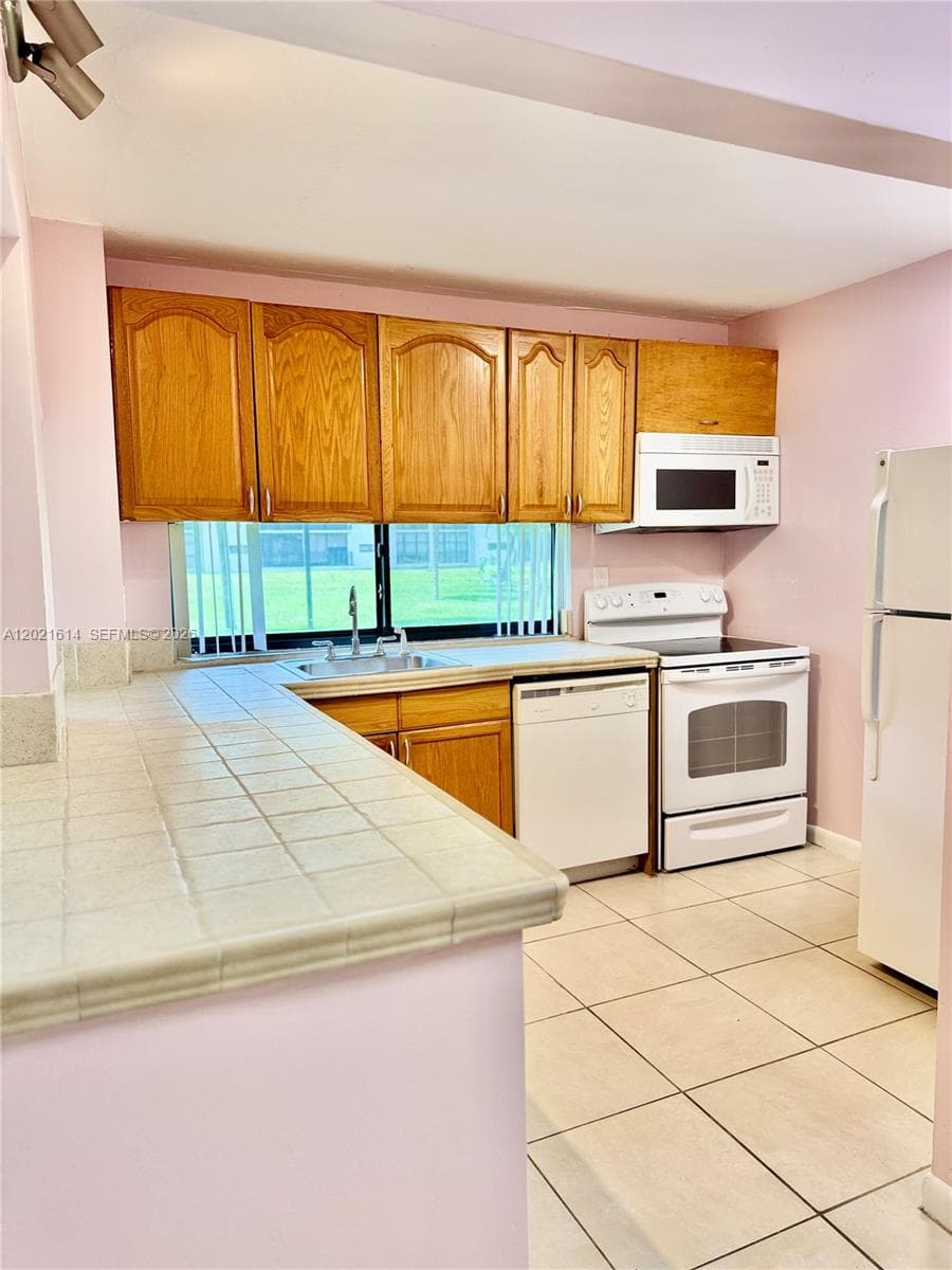 PLAZA OF AMERICAS CONDO · #117 in Sunny Isles Beach - Photo 7