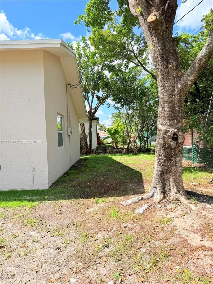 1555 NW 6th Ave photo 52