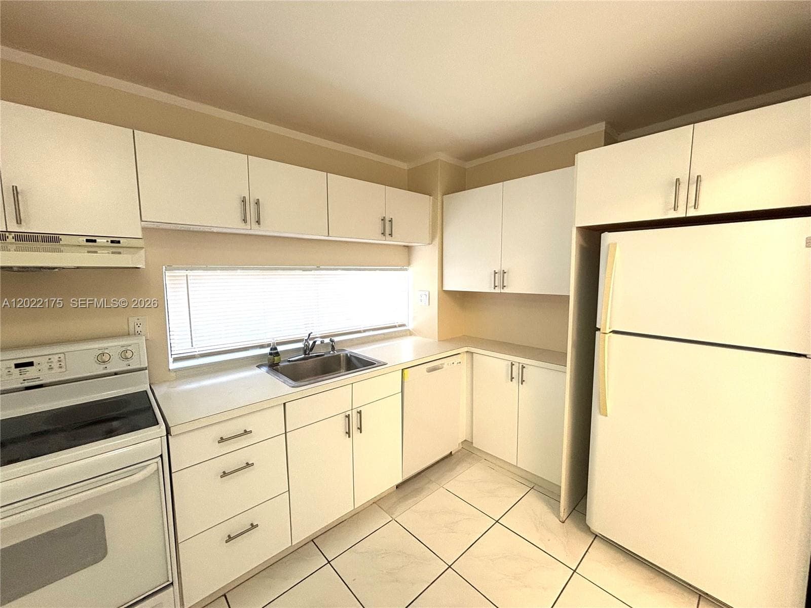 PLAZA OF AMERICAS CONDO · #1018 in Sunny Isles Beach - Photo 7