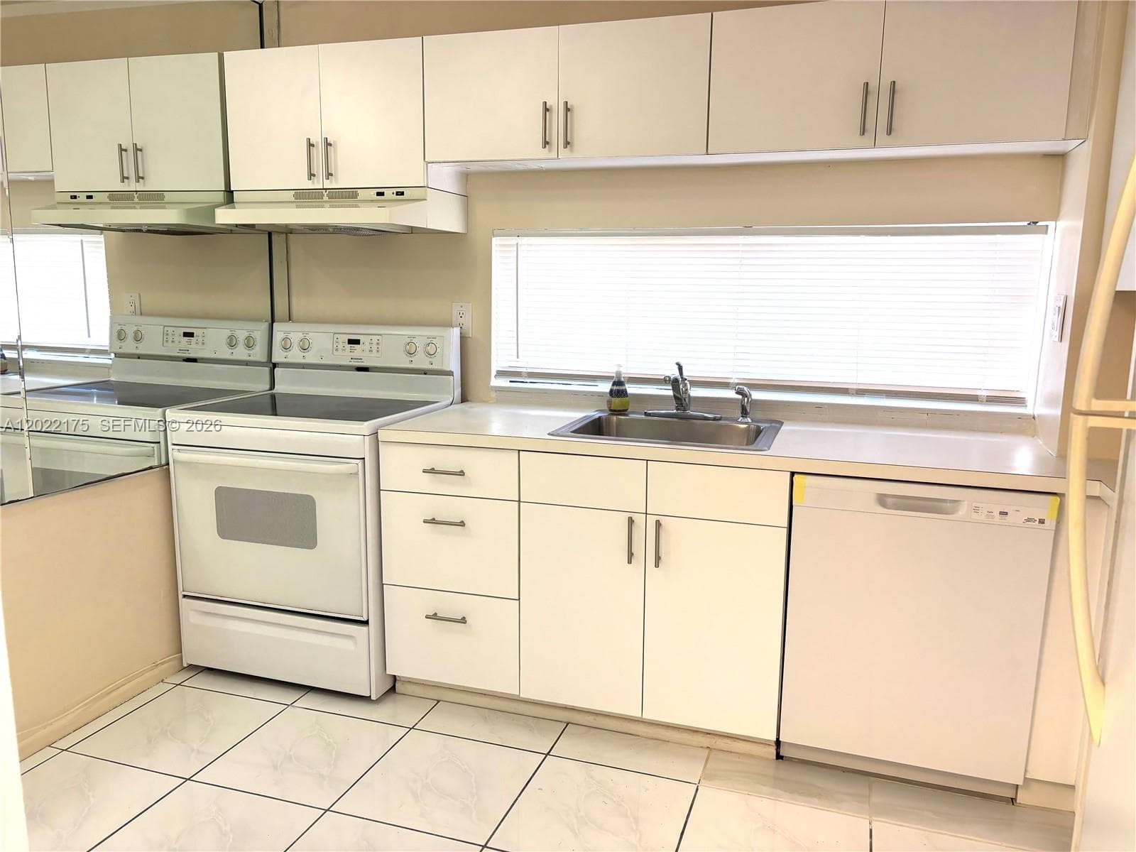 PLAZA OF AMERICAS CONDO · #1018 in Sunny Isles Beach - Photo 9
