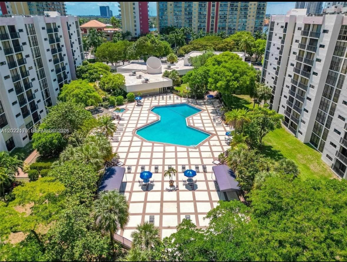 PLAZA OF AMERICAS CONDO · #1018 in Sunny Isles Beach - Photo 4