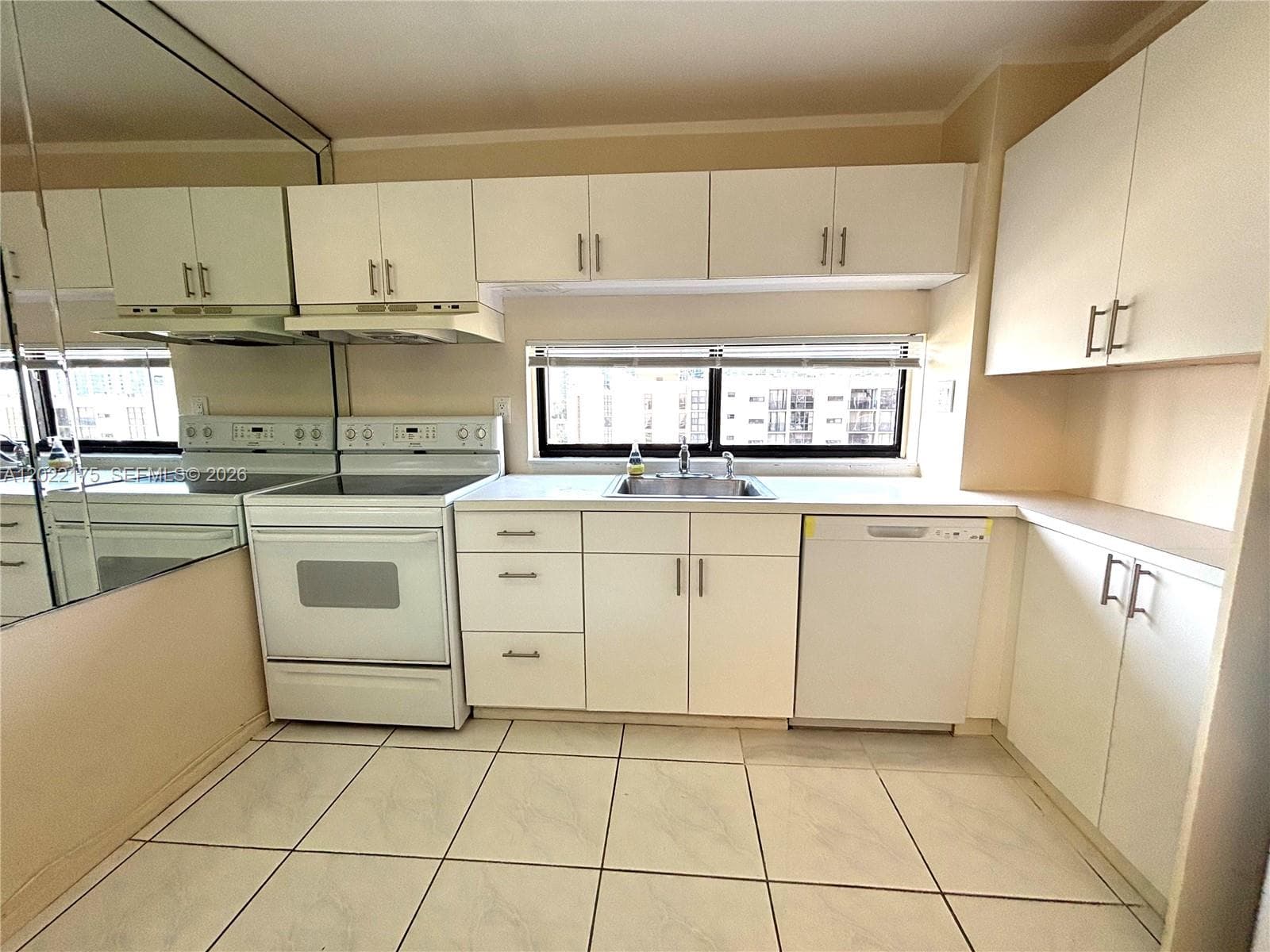 PLAZA OF AMERICAS CONDO · #1018 in Sunny Isles Beach - Photo 8