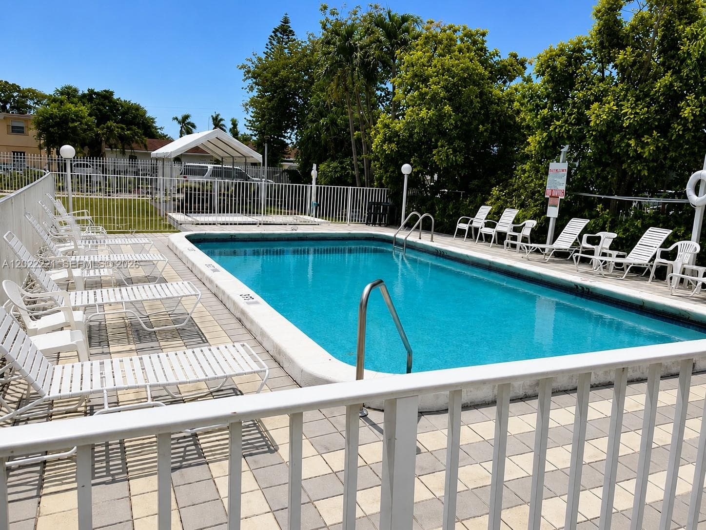 PINEWOOD CONDO · #8 in Hollywood - Photo 4