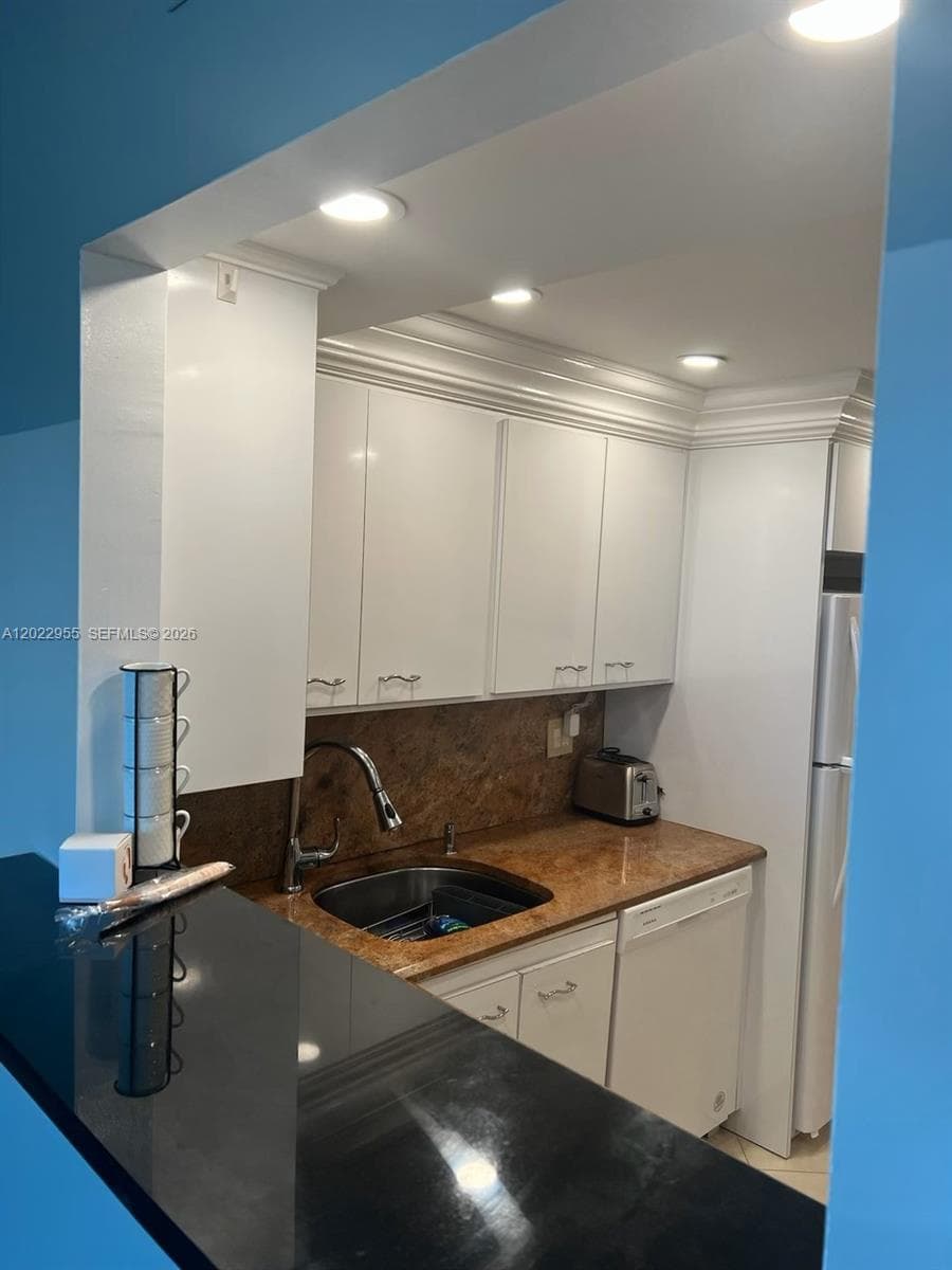 AVANT GARDE CONDO · #808 in Hallandale Beach - Photo 13