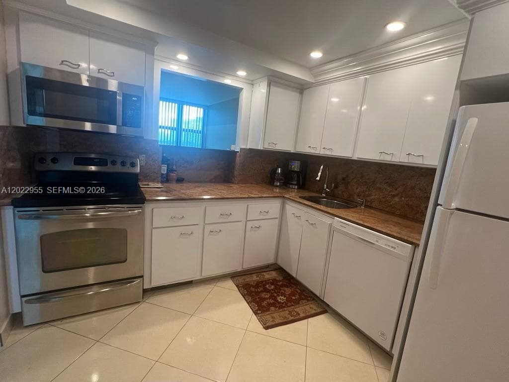 AVANT GARDE CONDO · #808 in Hallandale Beach - Photo 14