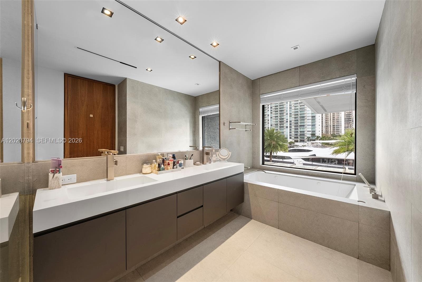 385 Centre Is photo 46