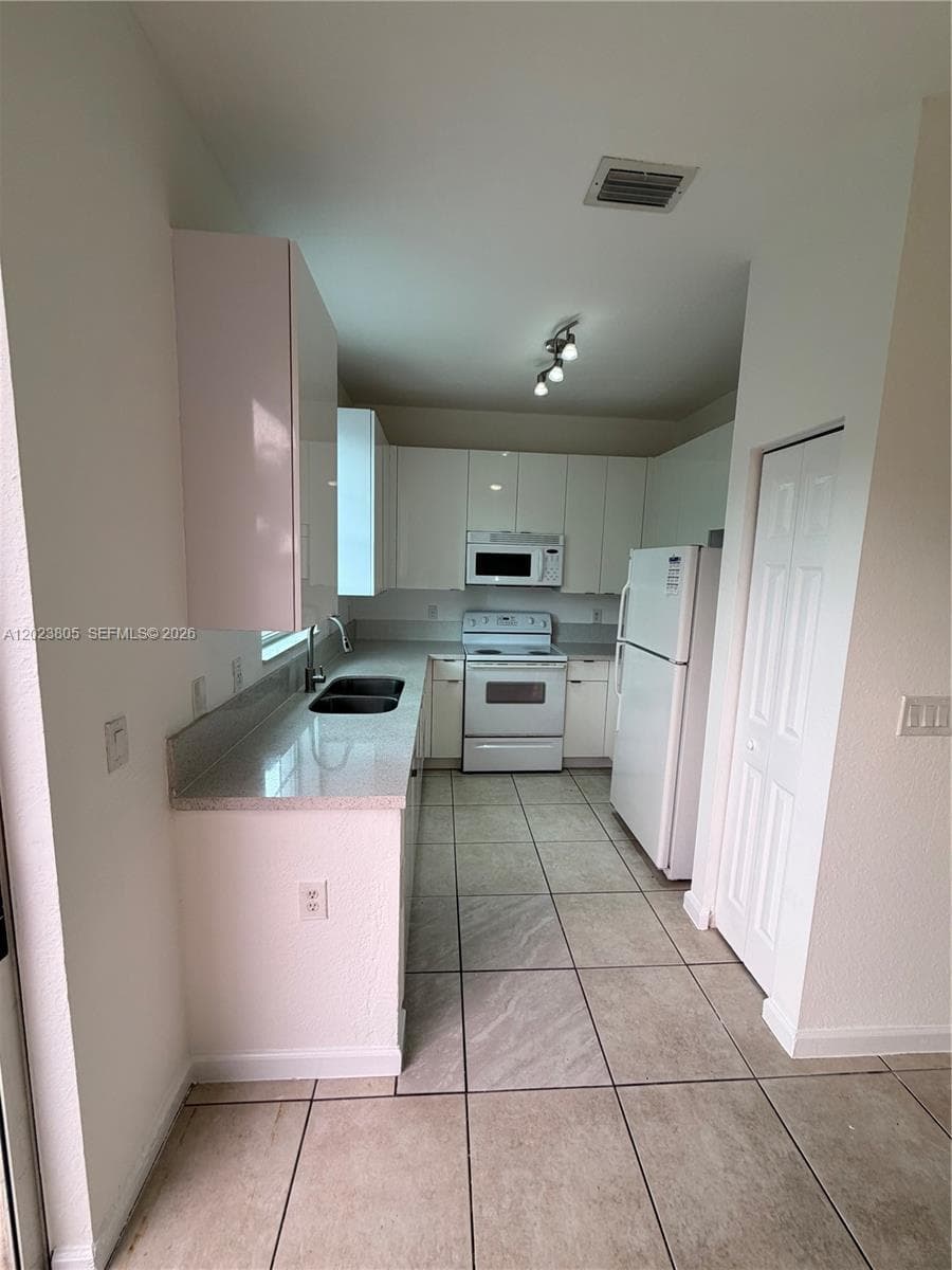 607 NE 21st Ter photo 6
