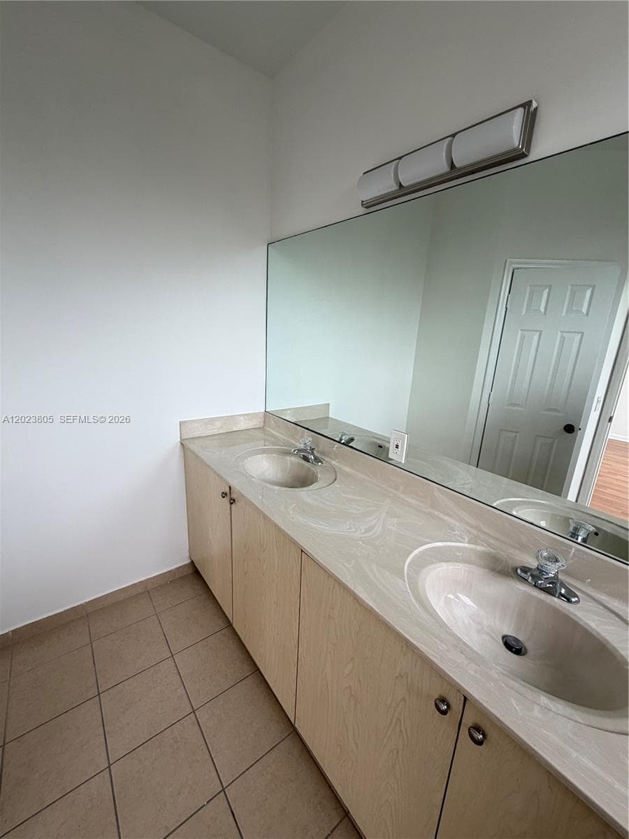 607 NE 21st Ter photo 13