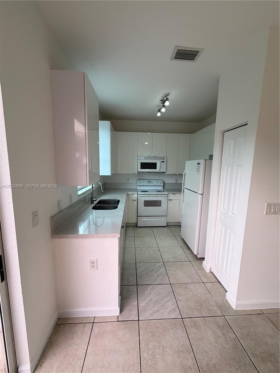 607 NE 21st Ter photo 5