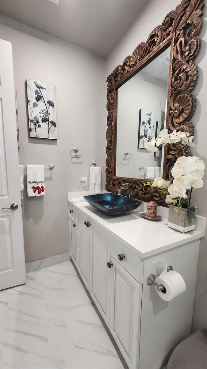 1st flr bathroom