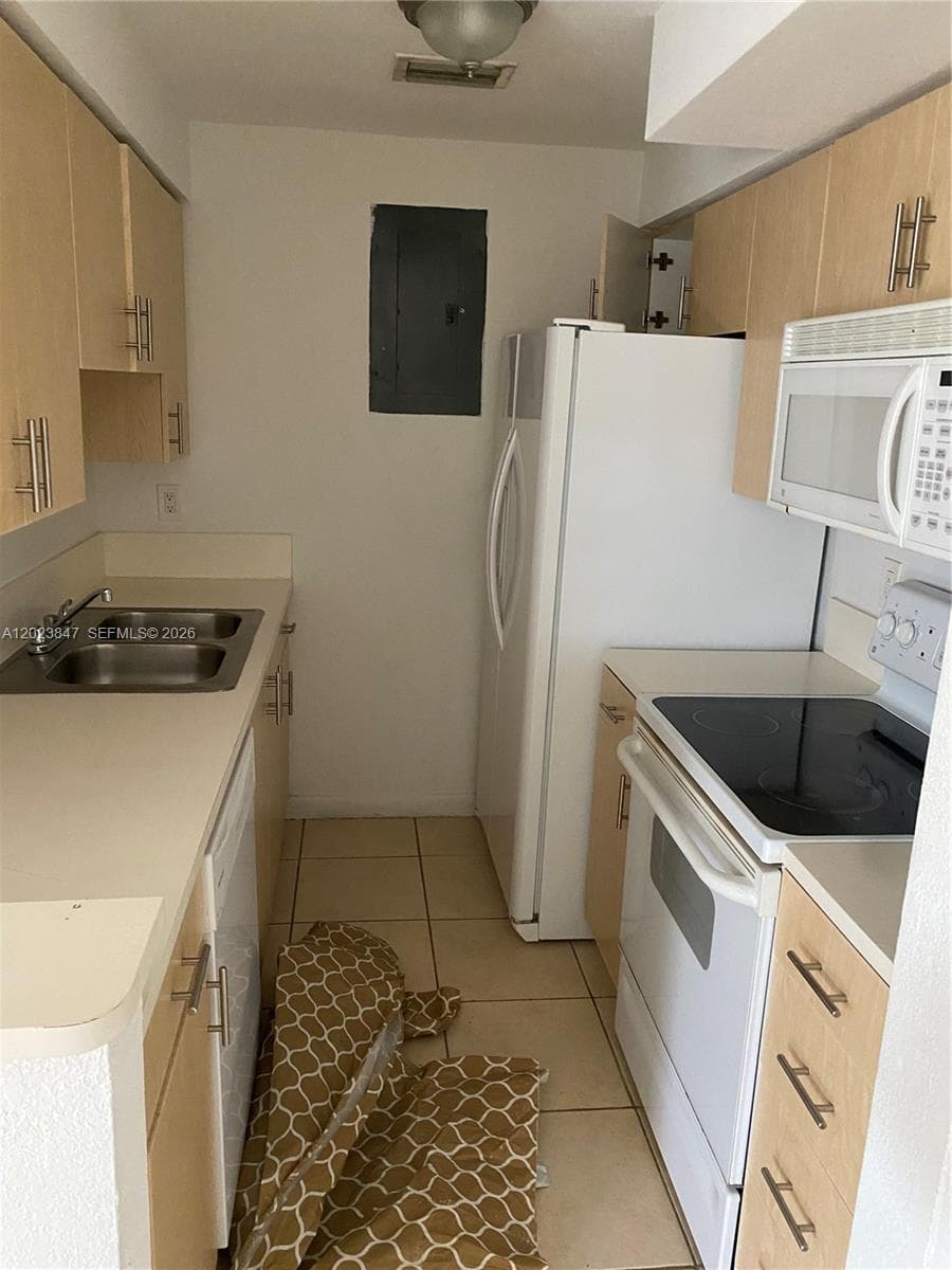 RIVE MARSEILLES CONDO · #103 in Miami Beach - Photo 6