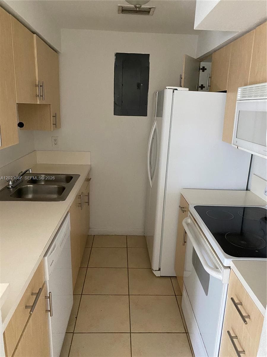 RIVE MARSEILLES CONDO · #103 in Miami Beach - Photo 25
