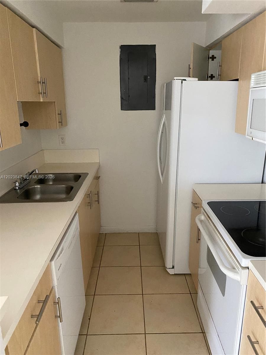RIVE MARSEILLES CONDO · #103 in Miami Beach - Photo 21