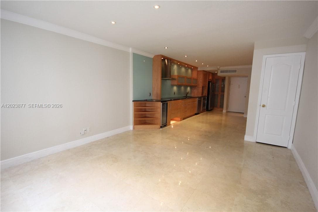 5401 Collins Ave #339 photo 3